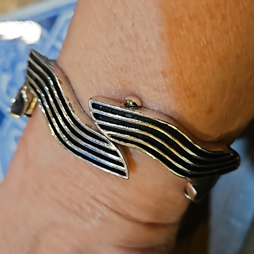 VINTAGE WAVY‎ SILVER TONED MODERN BRACELET - Picture 5 of 8